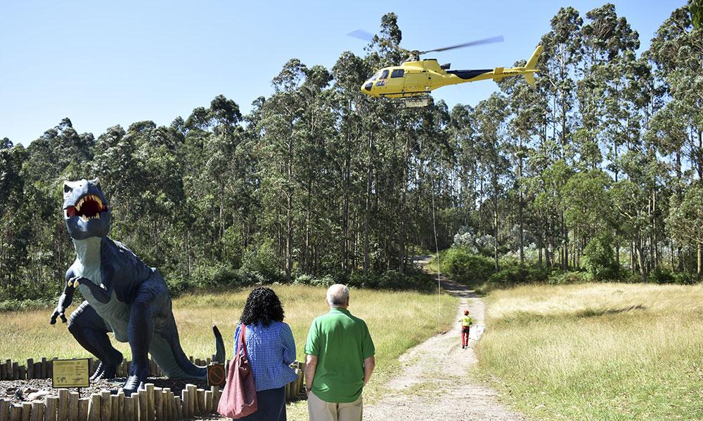 Vai a Immagine El MUJA recupera los restos fósiles de un gran dinosaurio en los acantilados de Ribadesella