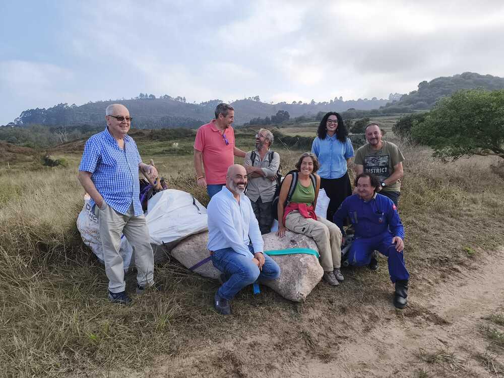 Gehe zu Bild El MUJA recupera los restos fósiles de un gran dinosaurio saurópodo en los acantilados de Ribadesella