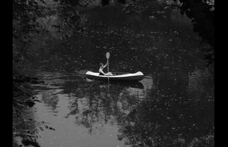 Imagen La llegada al río de un apuesto piragüista