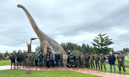 Imagen El MUJA recupera dos nuevos bloques con restos fósiles de un gran dinosaurio saurópo con la ayuda del helicóptero de las Fuerzas Aeromóviles del Ejército de Tierra