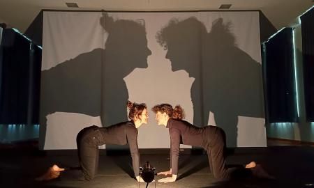 Imagen Luz, micro y punto ensaya su espectáculo Un rayo de luz en la Laboral